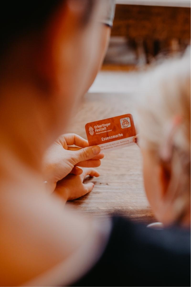 Erhartinger Festzelt Essensmarke in Hand