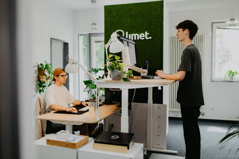 Jakob und Basti im Büro bei limet